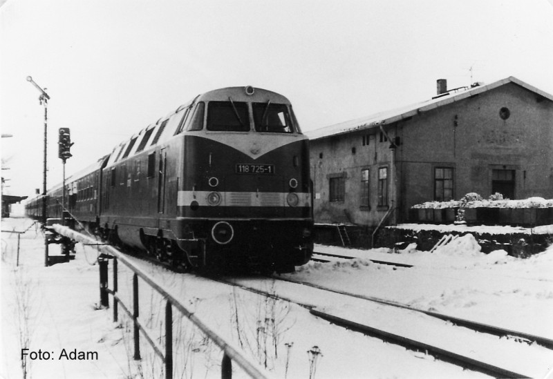 118 725-1 mit D480 in Eibau Jan. 1988 Kopie